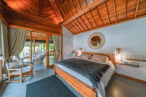 um quarto com uma cama e um tecto em madeira em Villa Sejaki - Beautiful 1-bdr villa nearby Seseh Beach em Munggu