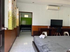 TV a/nebo společenská místnost v ubytování Suanpai Resort Sattahip