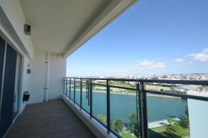 ein Balkon mit Blick aufs Wasser in der Unterkunft BRANCHERA NAHA AKEBONO PREMIST 1206 in Naha