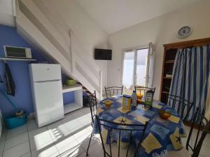 Kuchyňa alebo kuchynka v ubytovaní Maison 2 pièces avec mezzanine, à 400m de la plage, parking, jardin privé, 6 couchages - Saint-Hilaire-de-Riez - FR-1-224C-218