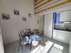 Fotografia z galérie ubytovania Maison 2 pièces avec mezzanine, à 400m de la plage, parking, jardin privé, 6 couchages - Saint-Hilaire-de-Riez - FR-1-224C-218 v destinácii Saint-Hilaire-de-Riez