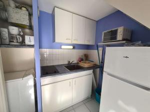 Kuchyňa alebo kuchynka v ubytovaní Maison 2 pièces avec mezzanine, à 400m de la plage, parking, jardin privé, 6 couchages - Saint-Hilaire-de-Riez - FR-1-224C-218