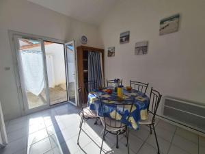 Fotografia z galérie ubytovania Maison 2 pièces avec mezzanine, à 400m de la plage, parking, jardin privé, 6 couchages - Saint-Hilaire-de-Riez - FR-1-224C-218 v destinácii Saint-Hilaire-de-Riez