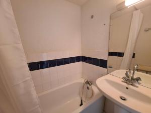 Kúpeľňa v ubytovaní Maison 2 pièces avec mezzanine, à 400m de la plage, parking, jardin privé, 6 couchages - Saint-Hilaire-de-Riez - FR-1-224C-218