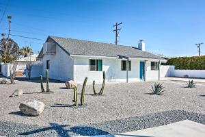 een wit huis met cactussen ervoor bij Palm Springs Home with Private Patio Less Than 4 Mi to Dtwn! in Palm Springs