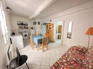 ein Wohnzimmer und eine Küche mit einem Tisch und einem Sofa in der Unterkunft Maison Collioure, 3 pièces, 4 personnes - FR-1-309-368 in Collioure
