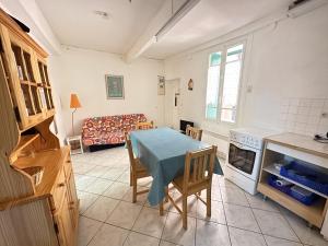 eine Küche und ein Wohnzimmer mit einem Tisch und einem Sofa in der Unterkunft Maison Collioure, 3 pièces, 4 personnes - FR-1-309-368 in Collioure