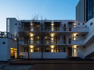 北京北京艺栈酒店的建筑物前有灯的建筑物