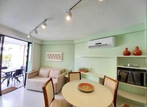a living room with a table and a couch at MAUÍ BEACH Tamandaré Flat Terreo in Tamandaré