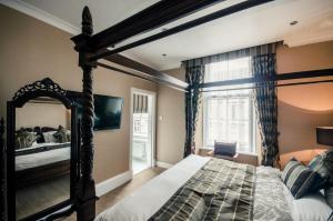Säng eller sängar i ett rum på Argyll Hotel