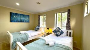 Postel nebo postele na pokoji v ubytování Boardwalk House by GoodLive