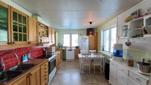 een keuken met een wastafel en een tafel. bij Guestrooms at Forest Family Home in Ytterhogdal +66 foto's