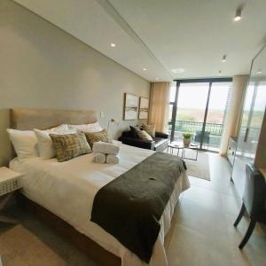 Säng eller sängar i ett rum på Zimbali Lakes Boulevard Suites, Unit148