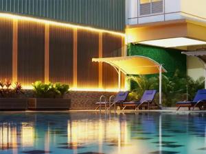 Bazén v ubytování Bandara City Apartment Near Bandara Soekarno Hatta - Type Studio nebo v jeho okolí