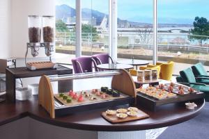 une salle dotée d'une table avec de la nourriture. dans l'établissement Biwako Hotel, à Ōtsu