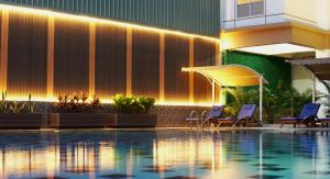 Bazén v ubytování Bandara City Apartment Near Bandara Soekarno Hatta - Type Studio nebo v jeho okolí