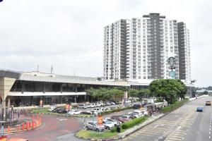 um parque de estacionamento em frente a um grande edifício em D Putra Suites @ IOI Mall Kulai em Kulai