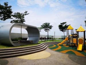um parque infantil com um escorrega e uma estrutura de jogos em D Putra Suites @ IOI Mall Kulai em Kulai