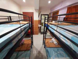 喬治市的住宿－小印度傳統別墅酒店，一间卧室配有两张双层床。