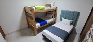 Habitación pequeña con 2 literas y 1 cama en Casa Vincenzo, en Medellín