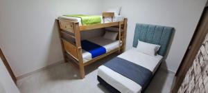 2 literas y 1 cama pequeña en una habitación en Casa Vincenzo, en Medellín
