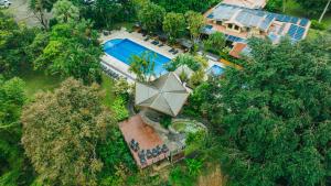 een luchtzicht op een huis met een zwembad bij Tilajari Hotel Resort in Fortuna