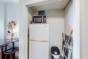 um micro-ondas em cima de um frigorífico numa cozinha em Pirates Bay A309 em Fort Walton Beach