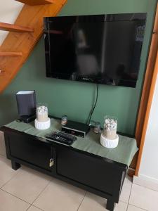 En tv och/eller ett underhållningssystem på Location maison vacances 4 pers proche plage chez Lili Berck