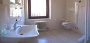 bagno con lavandino e servizi igienici di B&B Casa Zeni a Faedo