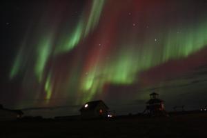 Vatnsholt瓦特舒尔特旅馆的一张极光与灯塔的合影