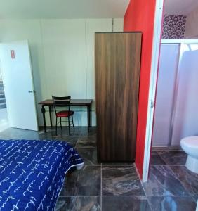 um quarto com uma cama e um armário de madeira em Suite Aries em Tlatlauquitepec