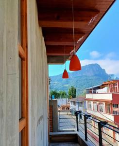 uma vista a partir de uma varanda com 2 luzes vermelhas em Suite Aries em Tlatlauquitepec