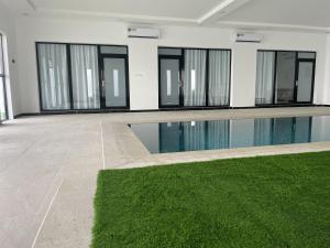a swimming pool in a building with a green rug at Bedyiah Green Homes in Al Qābil