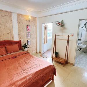 sypialnia z łóżkiem oraz łazienka z umywalką w obiekcie REVERIE HOTEL w mieście Da Lat