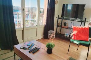 Televízia a/alebo spoločenská miestnosť v ubytovaní T1 cocooning à l’Hôtel de Ville