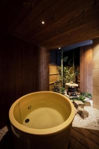 Foto de la galeria de 古今 天下茶屋 with a private parking lot and a half open-air bath and direct to KIX a Osaka