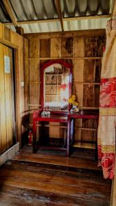 Zimmer mit einem Waschtisch mit einem Spiegel und einem Tisch in der Unterkunft Sok Mean Bungalows in Koh Rong Sanloem