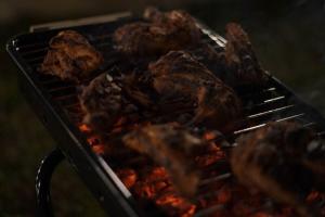 um monte de carne a cozinhar numa grelha em STREAMVIEWS@pan em Pīrmed