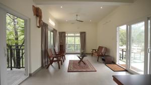 PīrmedにあるSTREAMVIEWS@panのリビングルーム(椅子、テーブル、窓付)