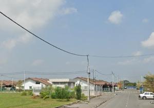 eine Straße mit Autos, die an einer Straße geparkt sind in der Unterkunft Homestay Asfa&Wazif in Arau