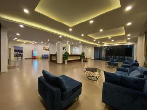 een grote lobby met banken en een tafel in een gebouw bij VANG VIENG TOPVIEW HOTEL in Vang Vieng