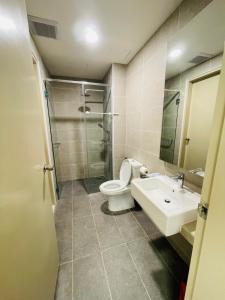 ein Bad mit einem WC, einem Waschbecken und einer Dusche in der Unterkunft Melaka Town Homestay Bali Residences Apartment in Malakka