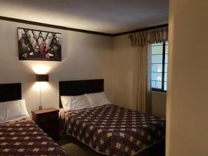 a hotel room with two beds and a window at Hotel Santa Fe in Chignahuapan