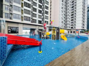 einen Pool mit einer Wasserrutsche und einem Spielplatz in der Unterkunft Melaka Town Homestay Bali Residences Apartment in Malakka