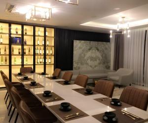 une salle de conférence avec une grande table et des chaises dans l'établissement Hotel 365Luxhomeriverside Can Tho, à Ấp Yên Thượng
