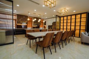 - une salle à manger et une cuisine avec une table et des chaises dans l'établissement Hotel 365Luxhomeriverside Can Tho, à Ấp Yên Thượng