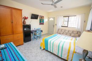 um quarto com uma cama e uma cómoda em La Casa Del Almendro em Playa del Carmen