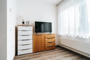 A television and/or entertainment centre at Gemütliche Wohnung im Zentrum Top 2