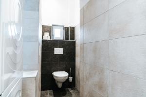 A bathroom at Gemütliche Wohnung im Zentrum Top 2