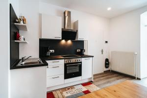 A kitchen or kitchenette at Gemütliche Wohnung im Zentrum Top 2